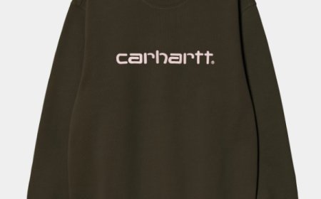 Why Everyone’s Obsessed With the Carhartt Hoodie Right Now.