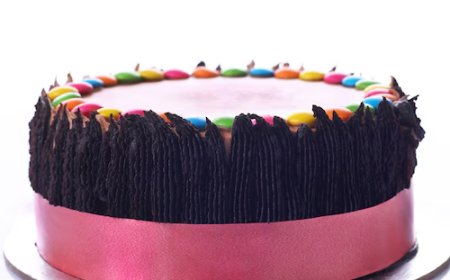 Can I Have a Tiered Cake with Different Textures and Decorations?